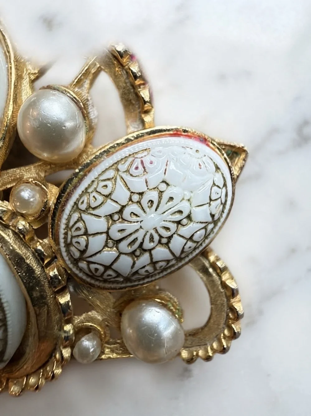 Vintage Hattie Carnegie White Lace Glass Cameo Pearl Gold Tone Brooch Pin